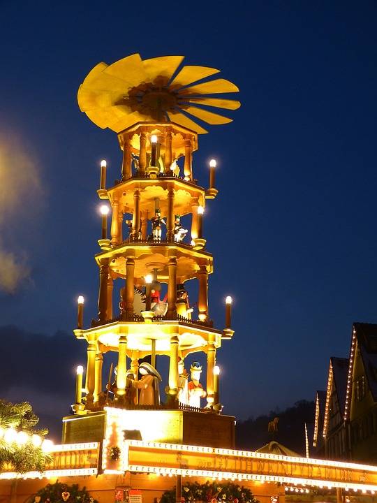 christmas-pyramid-70219_960_720.jpg