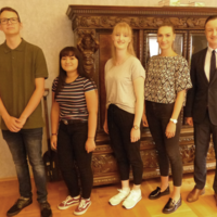Luca Schönwetter, Suwitra Schmidt, Kathleen Ulrich, Paula Klein und Bürgermeister Klaus Bohl (von links)
