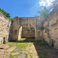 Ruine der Husenkirche im Sommer 2020