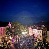 Voller Marktplatz  bei Maggie Reilly.jpg