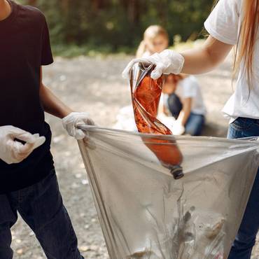 children_collects_garbage_garbage_bags_park.jpg