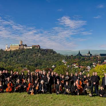 orchester_vor_wartburg_schloss_friedenstein_kai_kretzschmar.jpg orchester_vor_wartburg_schloss_friedenstein_kai_kretzschmar.jpg