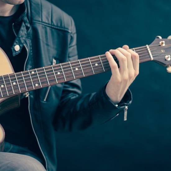 https://www.badsalzungen.de/var/cache/thumb_116079_1066_1_550_550_r4_jpeg_guitar_756326_640.jpeg