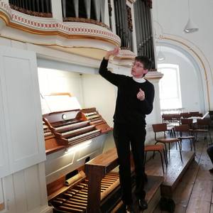 Kantor Meinhardt erklärt Orgel